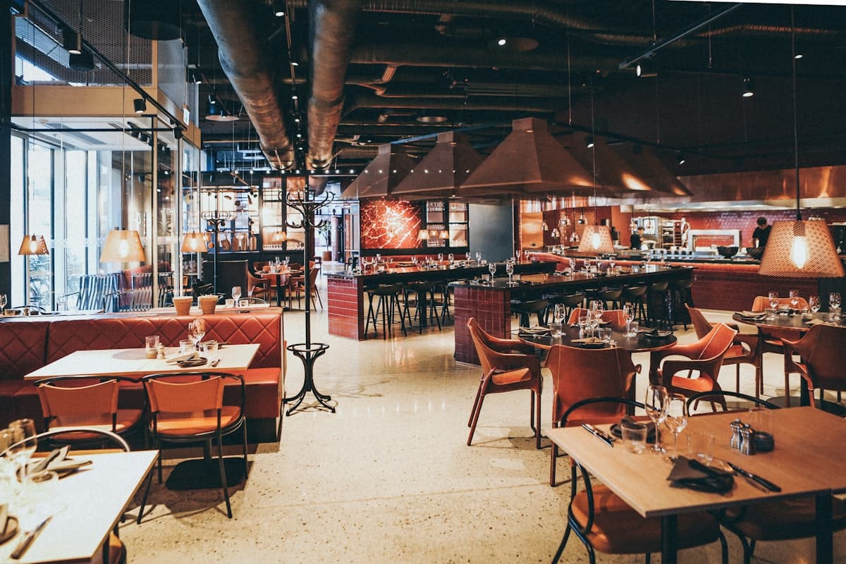 Salón de un restaurante con mesas servidas, listo para recibir clientes